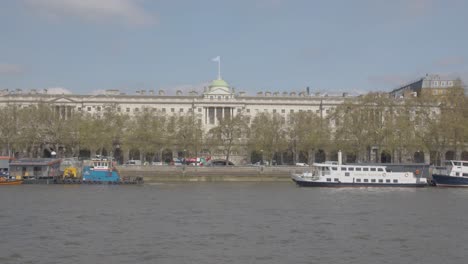 Blick-Auf-Somerset-House-Vom-Boot-Auf-Der-Themse,-Das-Am-Ufer-Entlang-Fährt